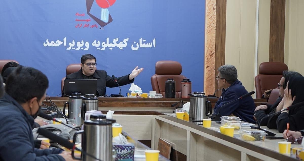 کارگاه شعر «مکتب گمنامی» با موضوع اسطوره‌شناسی در یاسوج برگزار شد+تصاویر