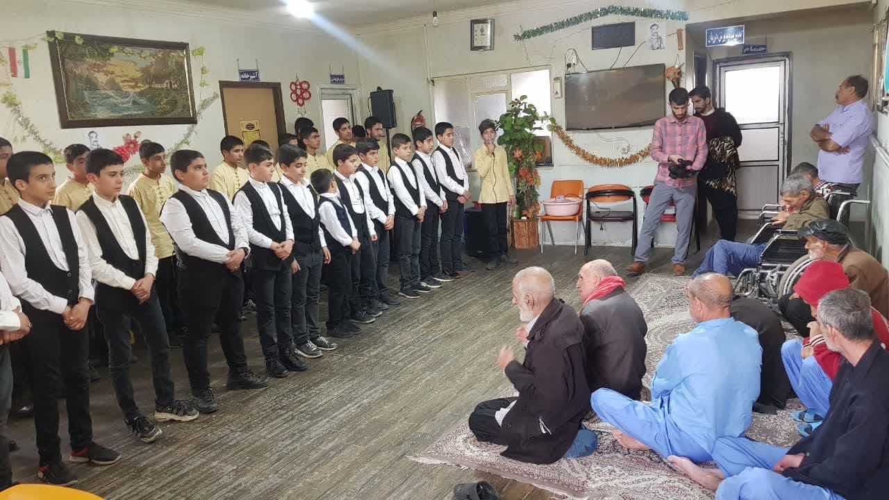 اجرای گروه سرود "پسران خورشید" در خانه سالمندان یاسوج