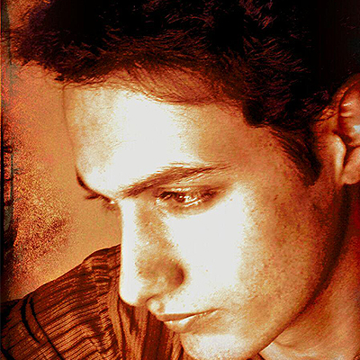 پدیده انقلاب اسلامی در محتوا و فرم آثار هنرمندان تاثیرگذار بوده است.