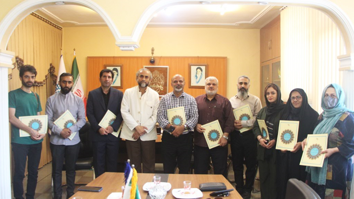 اعطای گواهینامه هنرمندان و اساتید حاضر در نمایشگاه تجسمی آکتائو ی قزاقستان