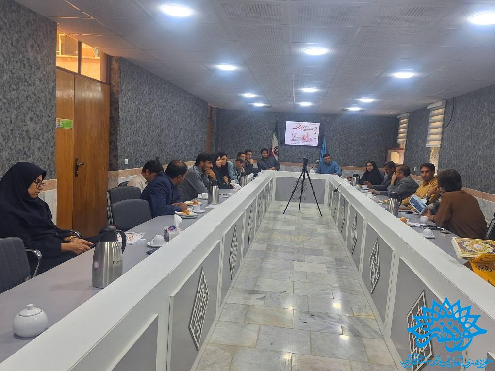 در نقد کتاب «موج مجنون» مطرح شد.
اهمیت وفادار بودن نویسنده به لحن راوی در نگارش تاریخ شفاهی