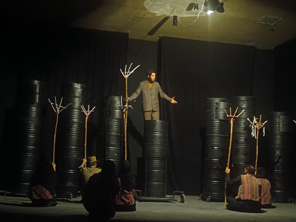 نمایش «اسبها و جنهای طلوع» در گچساران روی صحنه رفت نمایش «اسبها و جنهای طلوع» در گچساران روی صحنه رفت