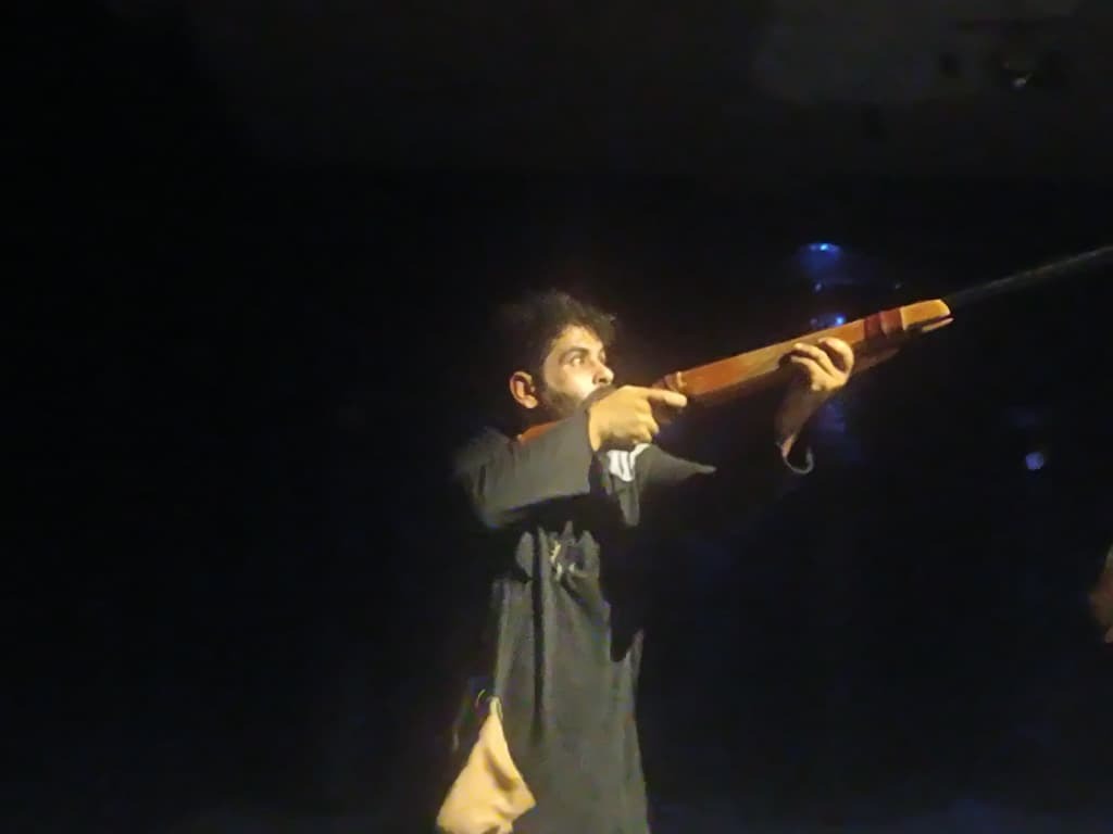 نمایش «اسبها و جنهای طلوع» در گچساران روی صحنه رفت نمایش «اسبها و جنهای طلوع» در گچساران روی صحنه رفت