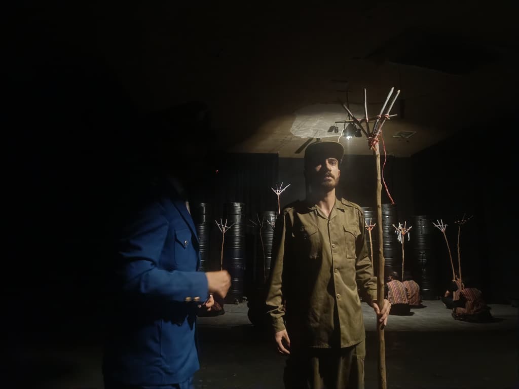 نمایش «اسبها و جنهای طلوع» در گچساران روی صحنه رفت نمایش «اسبها و جنهای طلوع» در گچساران روی صحنه رفت