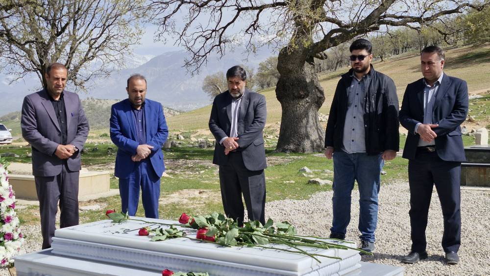 هفته هنر انقلاب در کهگیلویه و بویراحمد با ادای احترام به اولین شهید جنگ رمضان آغاز شد هفته هنر انقلاب در کهگیلویه و بویراحمد با ادای احترام به اولین شهید جنگ رمضان آغاز شد
