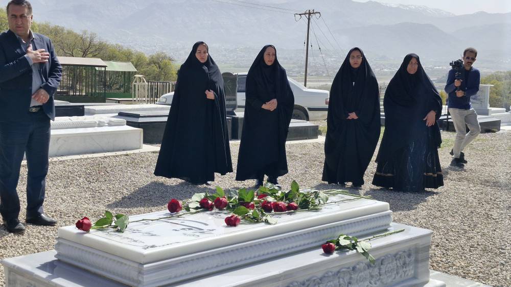 هفته هنر انقلاب در کهگیلویه و بویراحمد با ادای احترام به اولین شهید جنگ رمضان آغاز شد هفته هنر انقلاب در کهگیلویه و بویراحمد با ادای احترام به اولین شهید جنگ رمضان آغاز شد