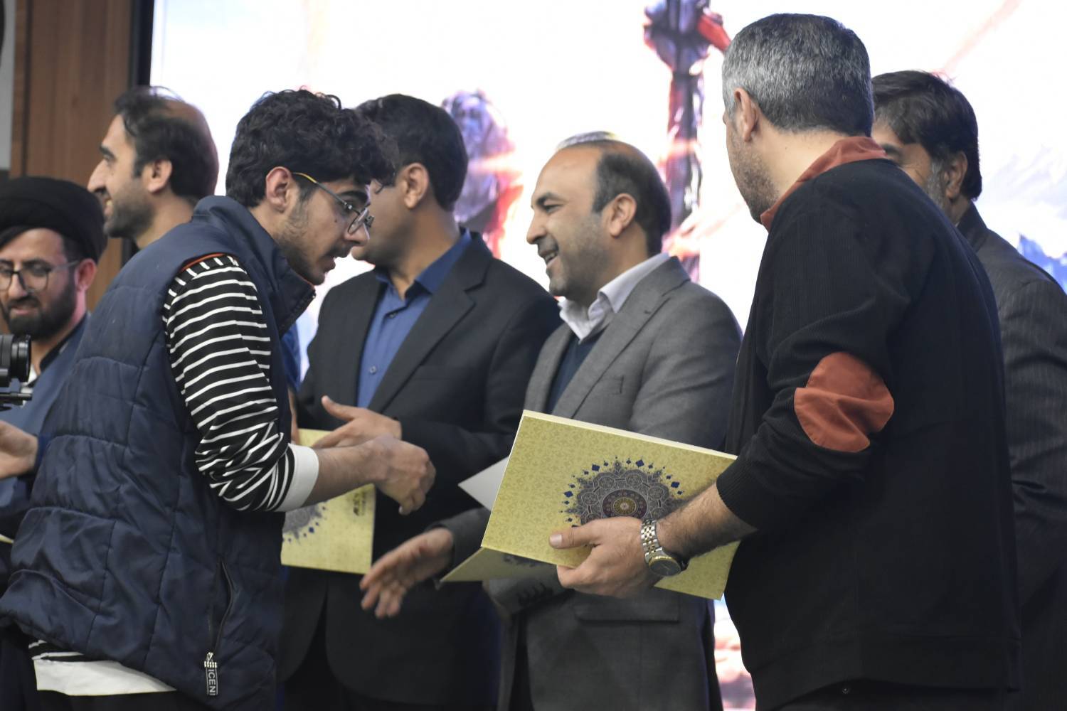 ۲۴ هنرمند استان با حضور مسئولان استانی تجلیل شدند