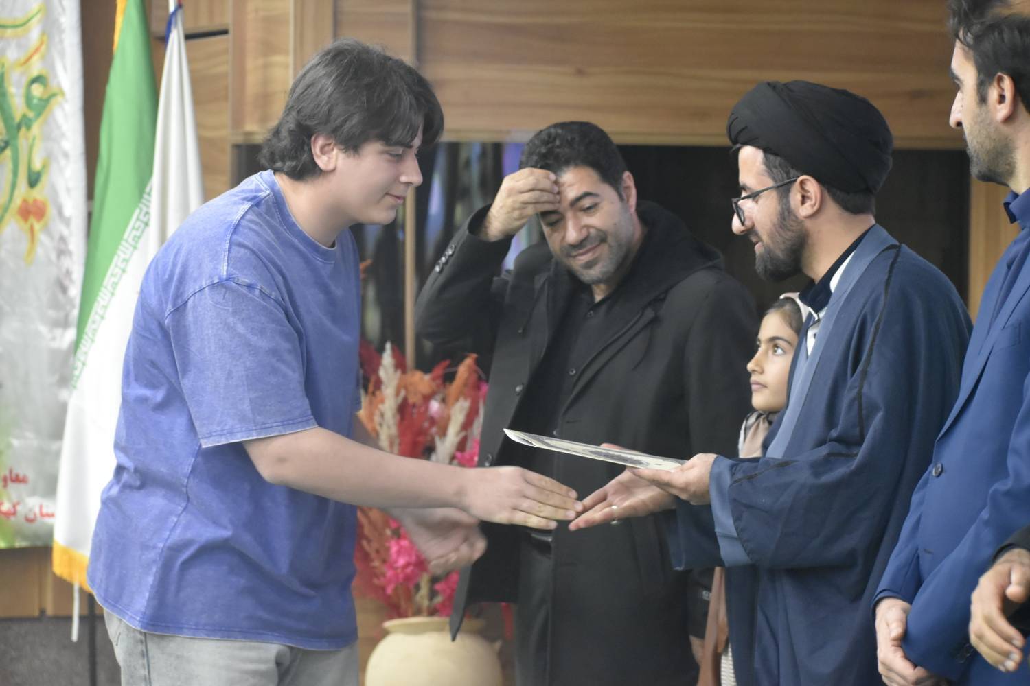 ۲۴ هنرمند استان با حضور مسئولان استانی تجلیل شدند