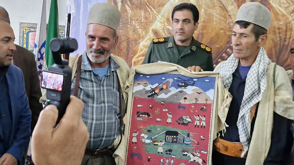عشایر کوه سیاه از پوستر «برنوی من، ایل من» رونمایی کردند عشایر کوه سیاه از پوستر «برنوی من، ایل من» رونمایی کردند