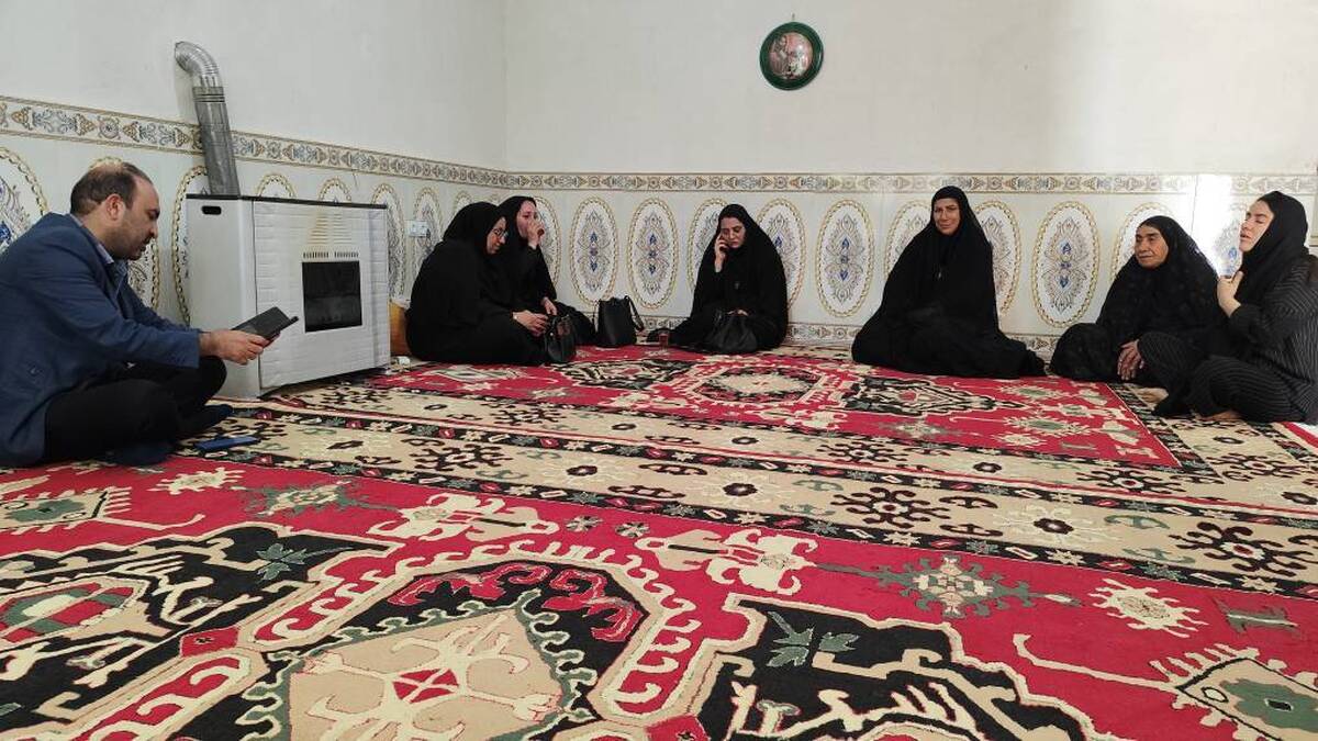 روایت تصویری از ایثار یک مادر شهیده/ مسئول دفتر ادبیات پایداری حوزه هنری: دیدار با خانواده شهیده «سحر دلبرنژاد» ثبت یک حماسه ماندگار بود