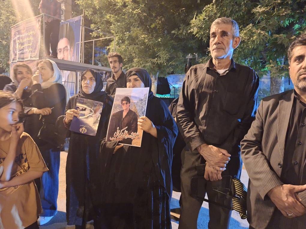 خانواده شهید علی کیانی، مهمان ویژه نمایش «کوه سیاه» / استقبال بینظیر مردم از نمایش خیابانی در یاسوج خانواده شهید علی کیانی، مهمان ویژه نمایش «کوه سیاه» / استقبال بینظیر مردم از نمایش خیابانی در یاسوج
