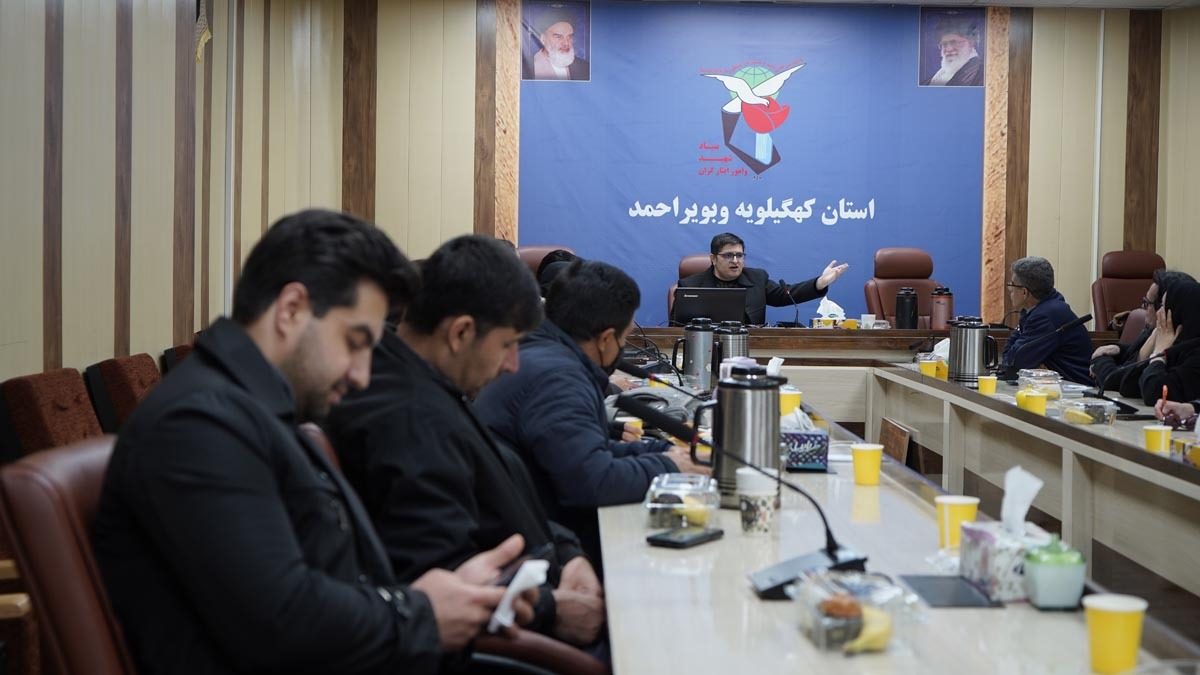 کارگاه شعر «در مکتب گمنامی» در یاسوج با حضور هاشم کرونی برگزار شد+تصاویر