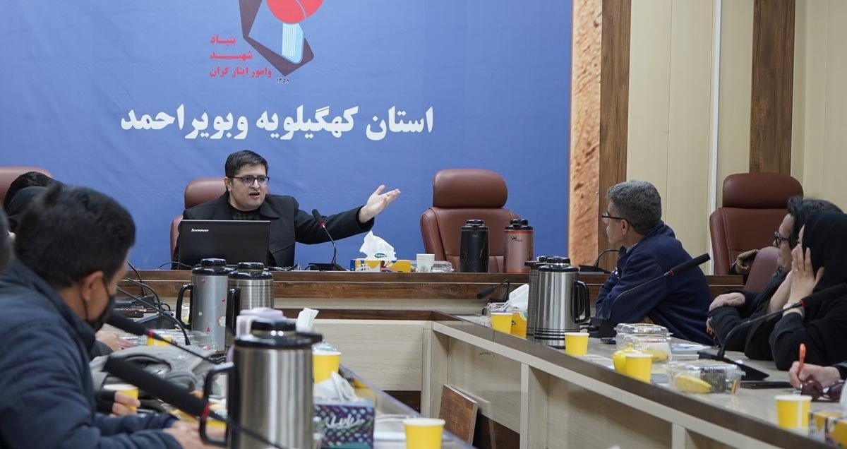 کارگاه شعر «در مکتب گمنامی» در یاسوج با حضور هاشم کرونی برگزار شد+تصاویر